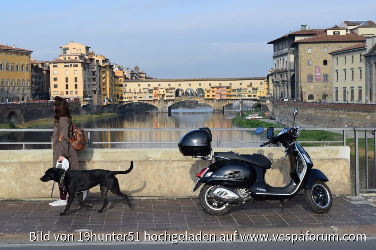 Florenz Florence Firenze - Ponte Vecchio - Toscana - Vespa GTS 300