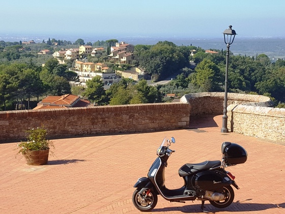 Montescudaio - Provinz Pisa - Toskana - Toscana - Vespa GTS 300