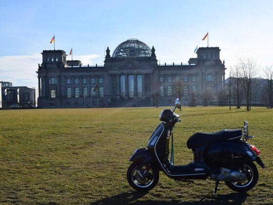 Berlin ist eine Reise wert... Reichstag - Vespa GTS 300