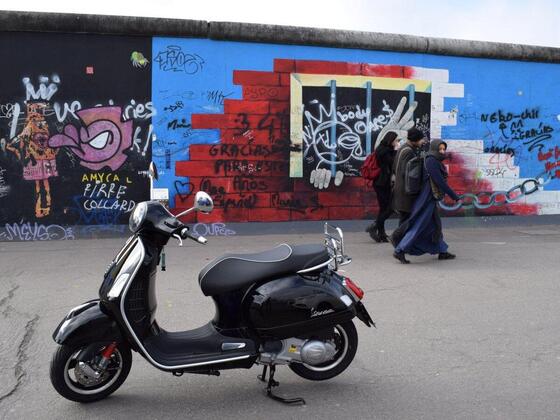 Berlin ist eine Reise wert... East Side Gallery - Vespa GTS 300