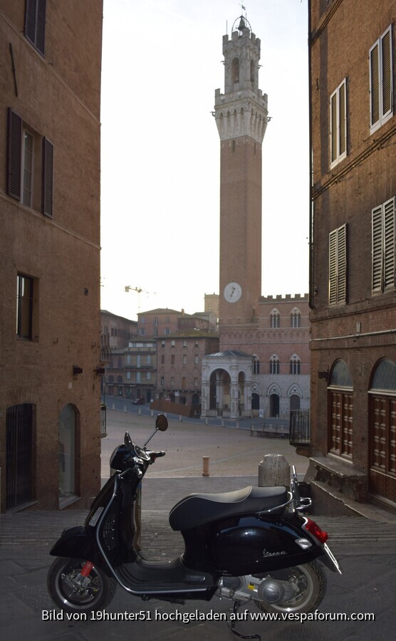 Siena, Piazza del Campo, Italien - Vespa GTS 300
