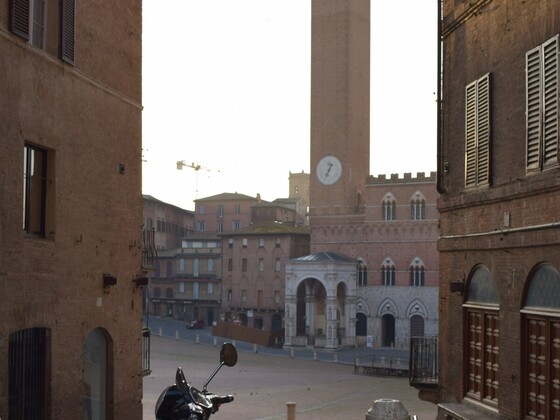 Siena, Piazza del Campo, Italien - Vespa GTS 300