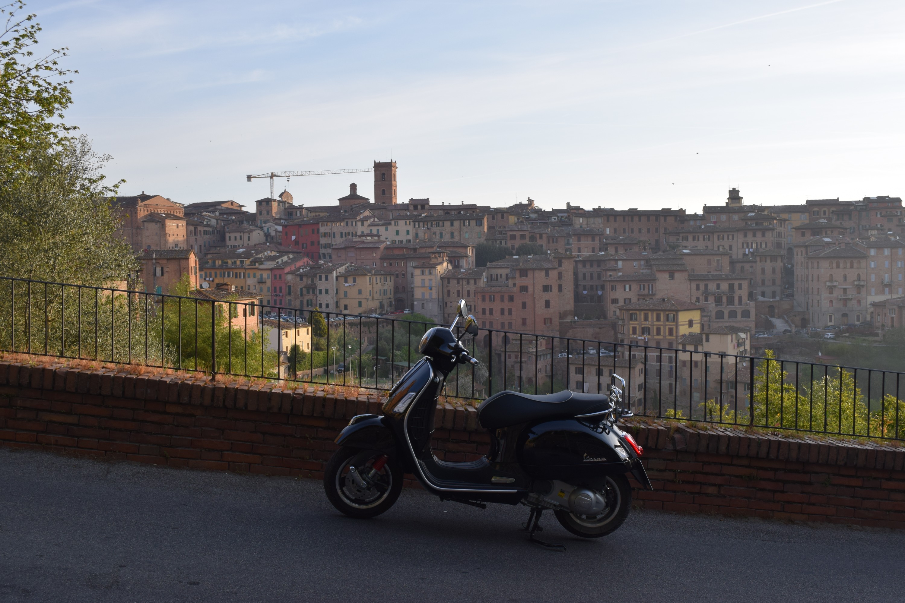 Siena, Italien, Toskana - Vespa GTS 300