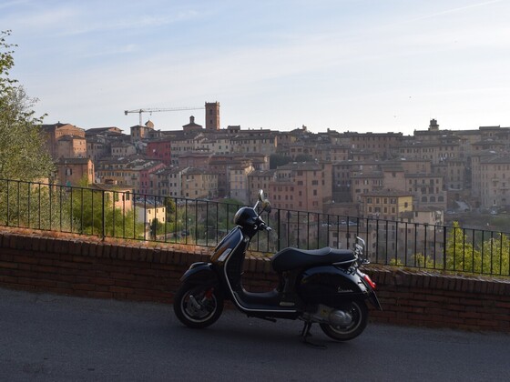 Siena, Italien, Toskana - Vespa GTS 300