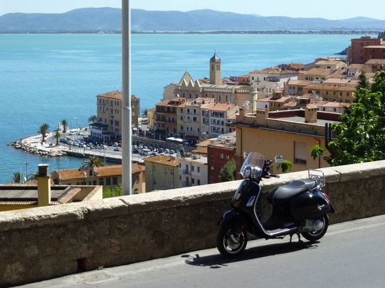 Porto Santo Stefano auf der Halbinsel Monte Argentario - Italien - Vespa GTS 300