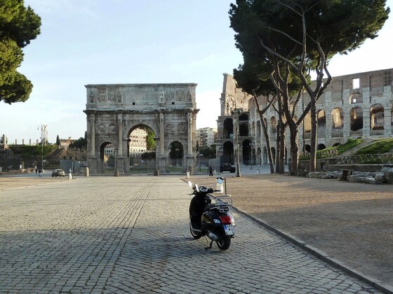 Konstantinsbogen und Kolosseum in Rom (Italien) - Vespa GTS 300