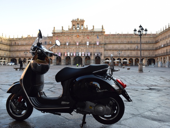 Salamanca, Spanien, Plaza Mayor, Vespa GTS 300